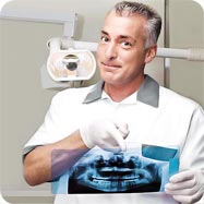 el dentista examina la radiografia para hacer el presupuesto