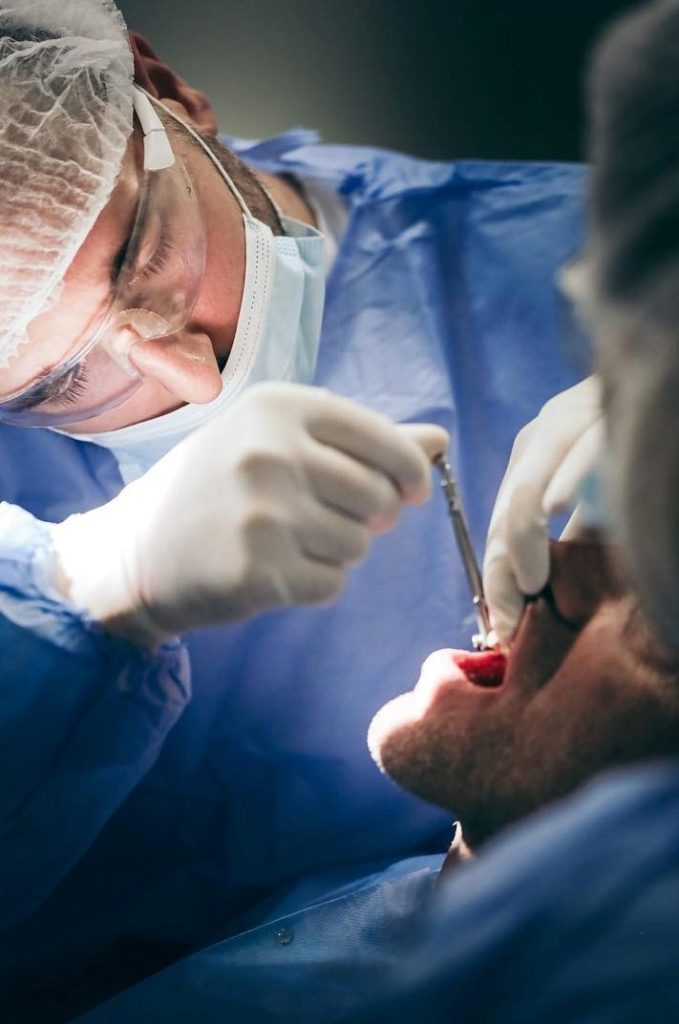 in Moldavia chirurgo dentista inserisce impianti dentali con l