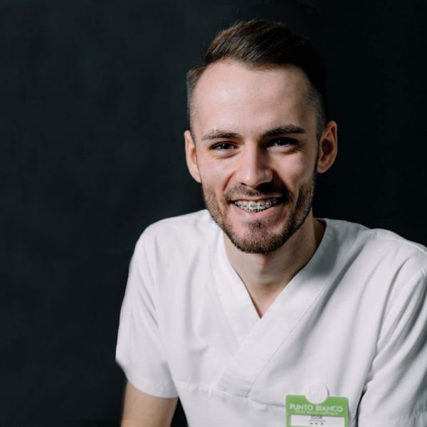 Unser Zahnarzt aus der Zahnklinik in Moldawien hat sich auf die Gesamtrehabilitation spezialisiert