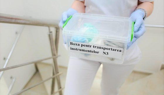 Tutti gli strumenti utilizzati durante il trattamento vengono trasportati nella scatola speciale di trasporto L’assistente della nostra clinica in Moldavia porta gli strumenti utilizzati nella sterilizzazione in una scatola speciale