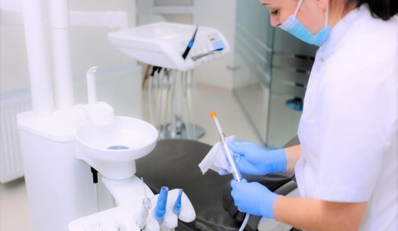 La disinfezione obbligatoria dello studio dopo ogni paziente L’assistente prepara accuratamente la poltrona odontoiatrica - clinica Chisinău