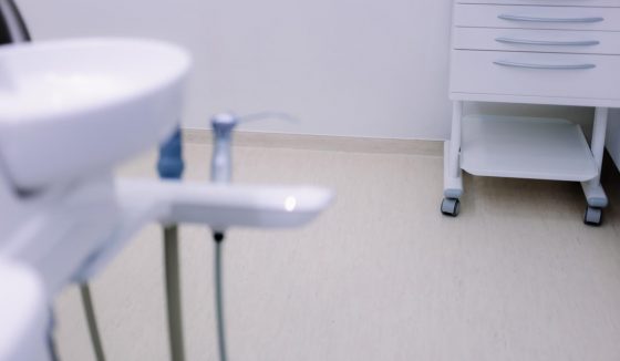 Linoleum medico antibatterico e antimicotico Il tavolino con gli strumenti sul pavimento antibatterico nella clinica Chisinau
