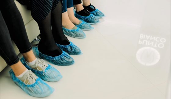 Tutti i visitatori della nostra clinica sono invitati a mettere le copriscarpe monouso Tutti i visitatori della nostra clinica sono invitati a mettere le copriscarpe monouso
