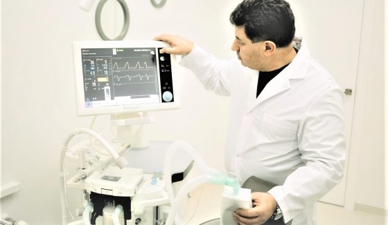 проверка наркозного аппарата перед стоматологической имплантологией Анестезиолог тестирует наркозный аппарат перед лечением зубов