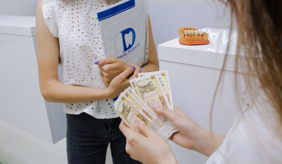 плати-меньше-стоматологическая-клиника-молдова Оплата зубного моста на ресепшн стоматологической клиники в Кишиневе