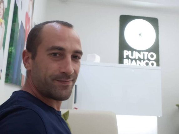 Улыбка довольного пациента в стоматологической клинике в Молдове