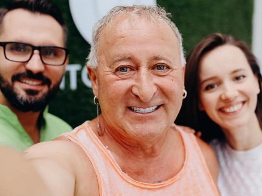 Il sorriso di un paziente soddisfatto dopo le cure dentali in Moldavia