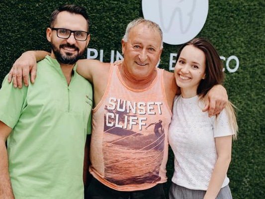 Il sorriso di un paziente soddisfatto dopo le cure dentali in Moldavia