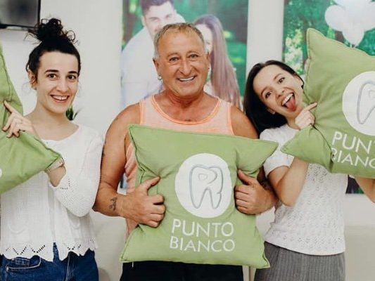 Il sorriso di un paziente soddisfatto dopo le cure dentali in Moldavia