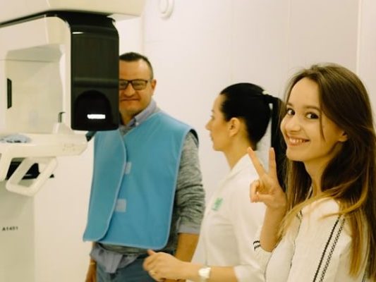 Massimo nella clinica dentale insieme allo staff