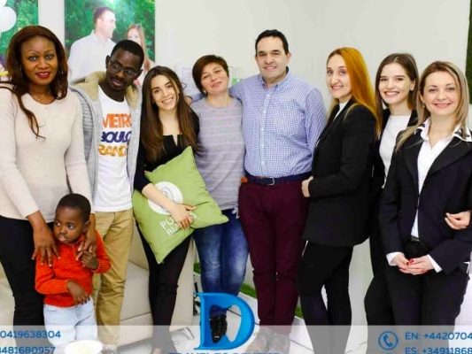 Paolo avec le personnel de la clinique dentaire et les patients