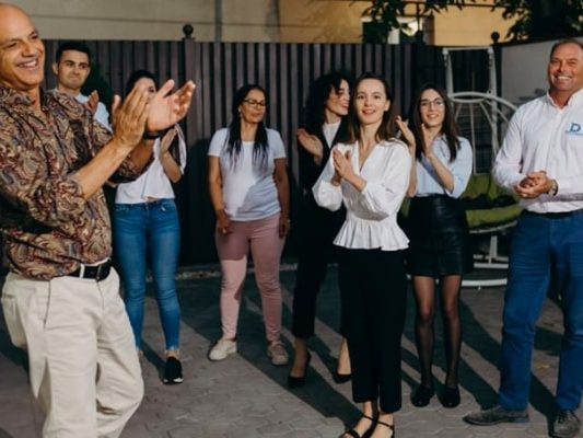 Saverio insieme allo staff della clinica odontoiatrica punto Bianco